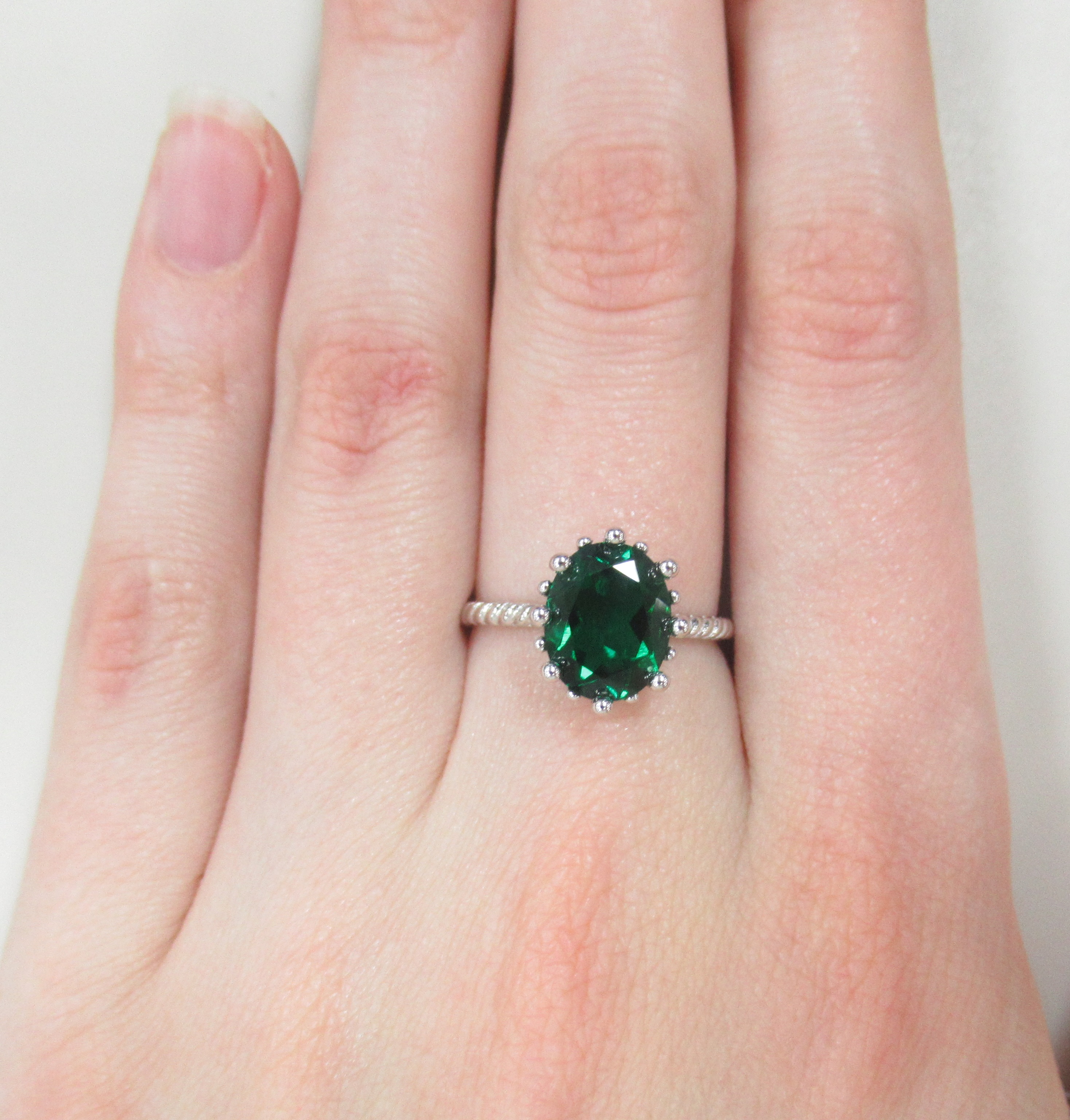 Серебряное кольцо с выращенным изумрудом